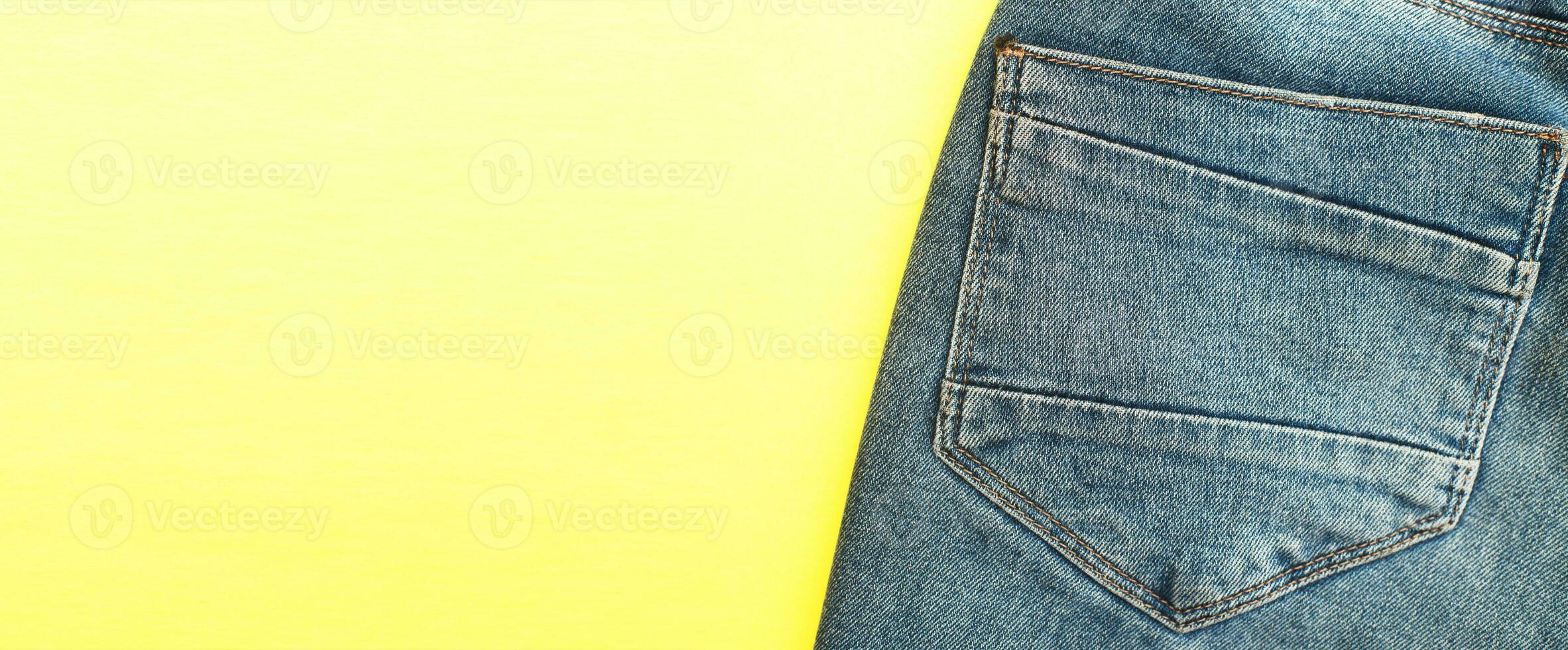 retour les poches de bleu jeans sur Jaune Contexte. bannière photo