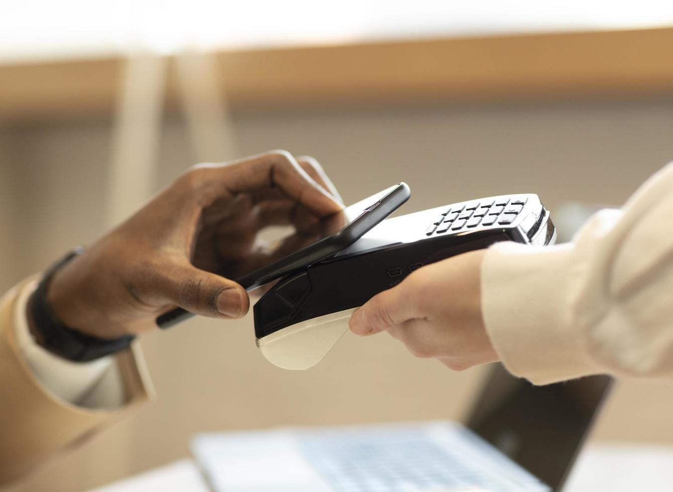 homme payant au café avec son téléphone photo