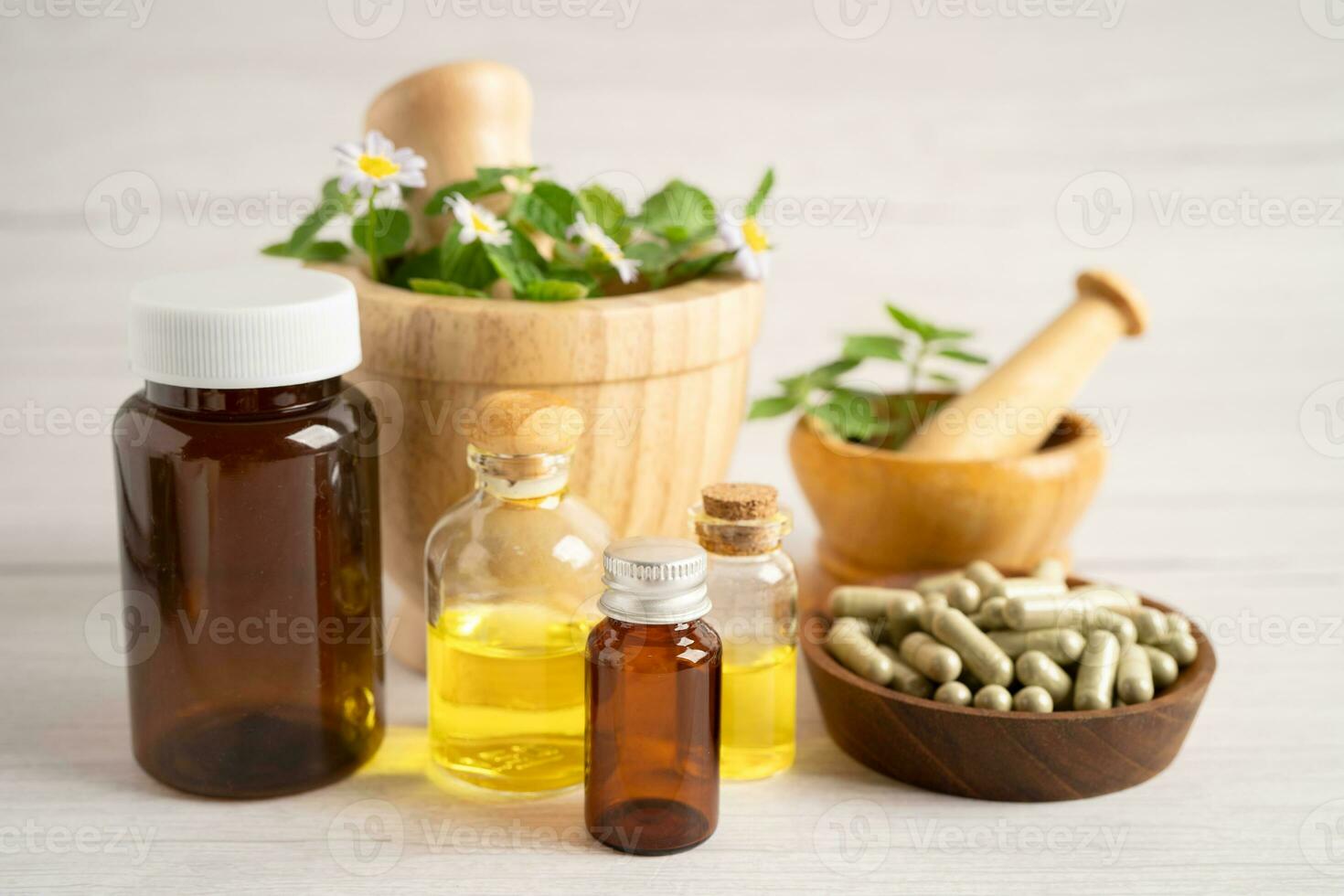 capsule biologique à base de plantes de médecine alternative avec vitamine e oméga 3 huile de poisson, minéral, médicament avec feuilles d'herbes suppléments naturels pour une bonne vie saine. photo