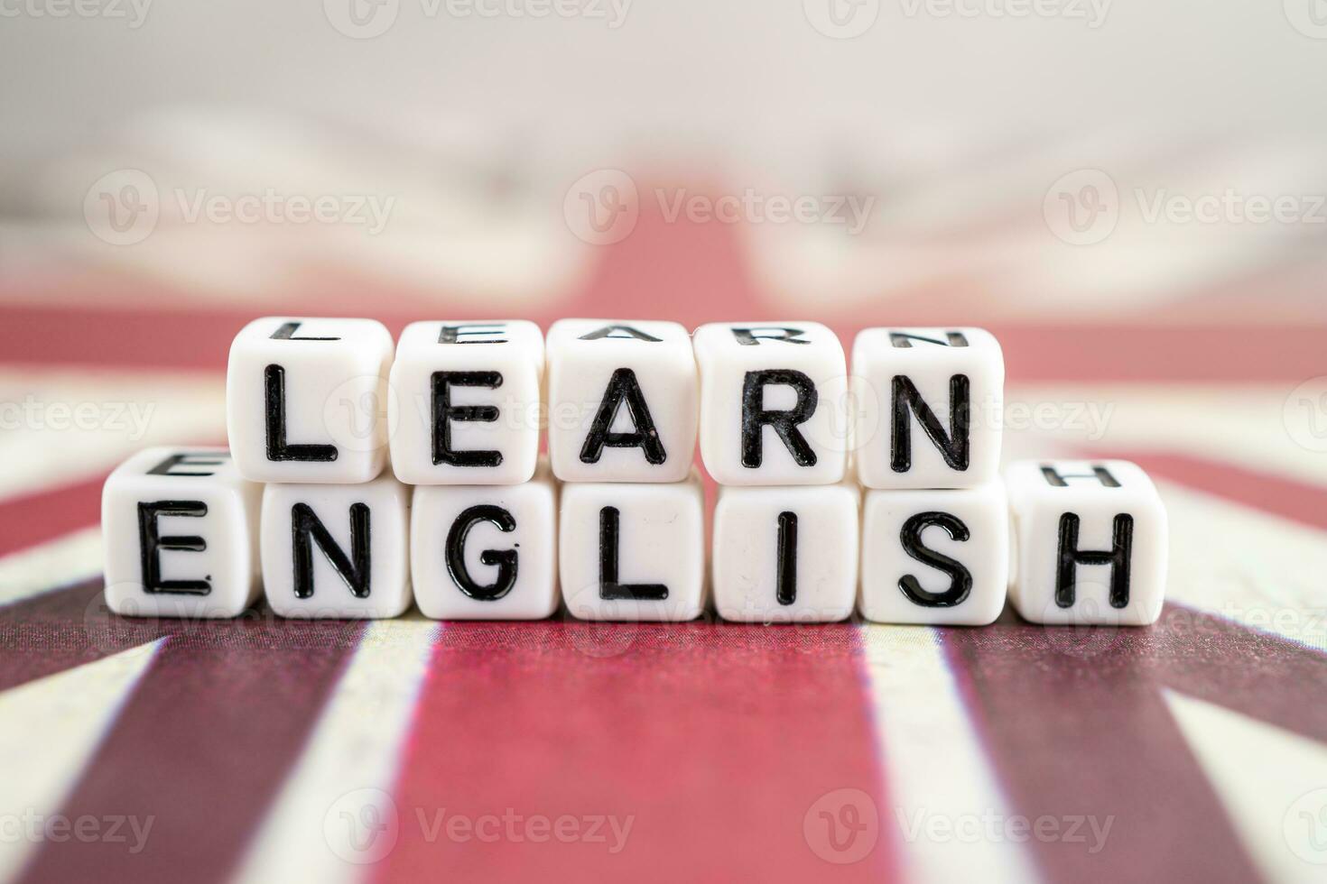 mot apprendre Anglais sur livre avec uni Royaume drapeau, apprentissage Anglais Langue cours concept. photo