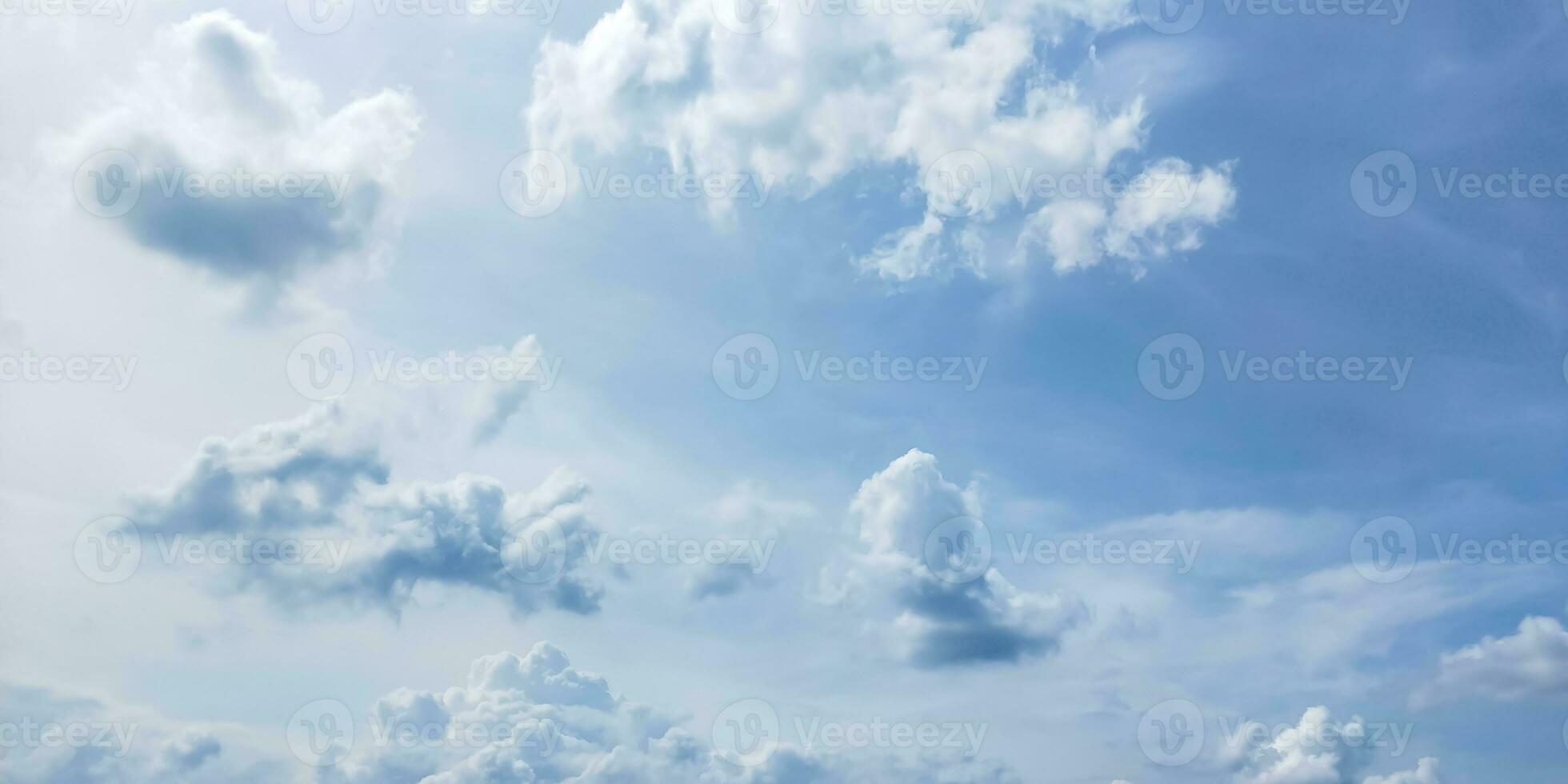 bleu ciel avec blanc des nuages. la nature Contexte. copie espace pour texte. photo