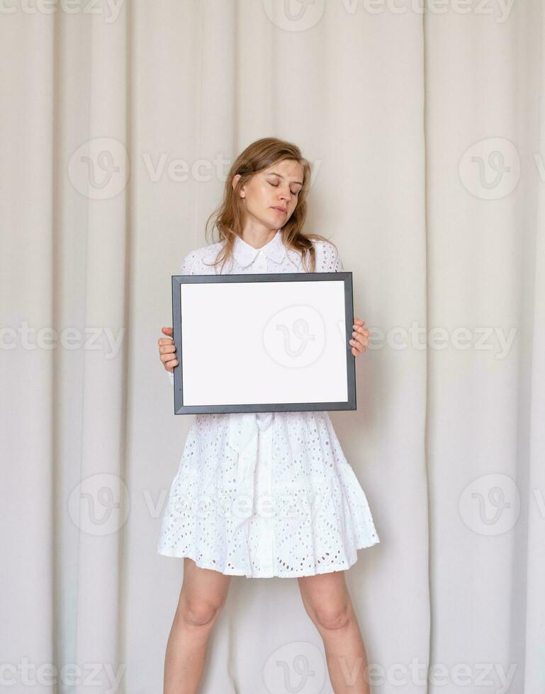femme dans robe en portant Vide cadre, beige rideau Contexte photo