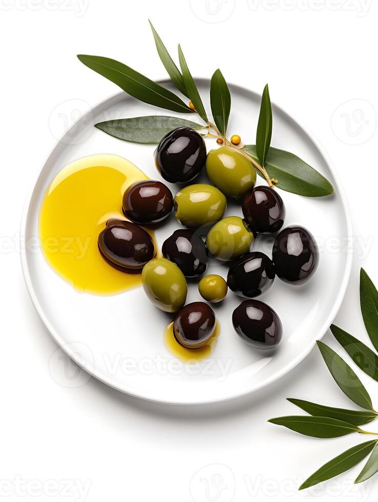 Olives des fruits dans assiette sur blanc arrière-plans. photo