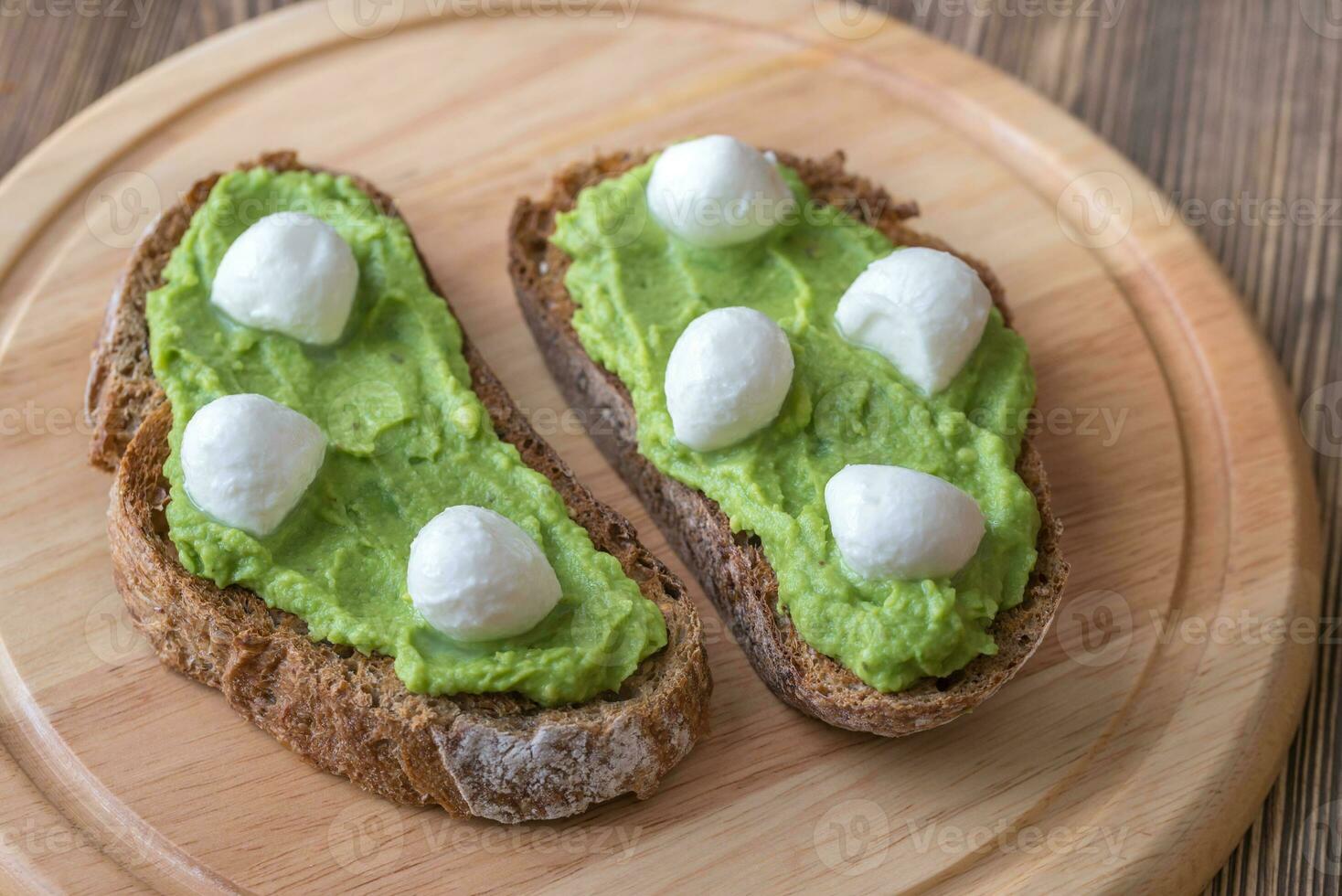 des sandwichs avec Avocat pâte et mozzarella photo