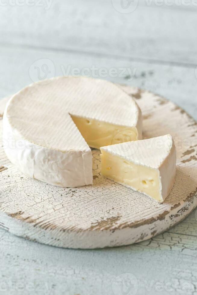 Camembert avec câpres sur le en bois planche photo