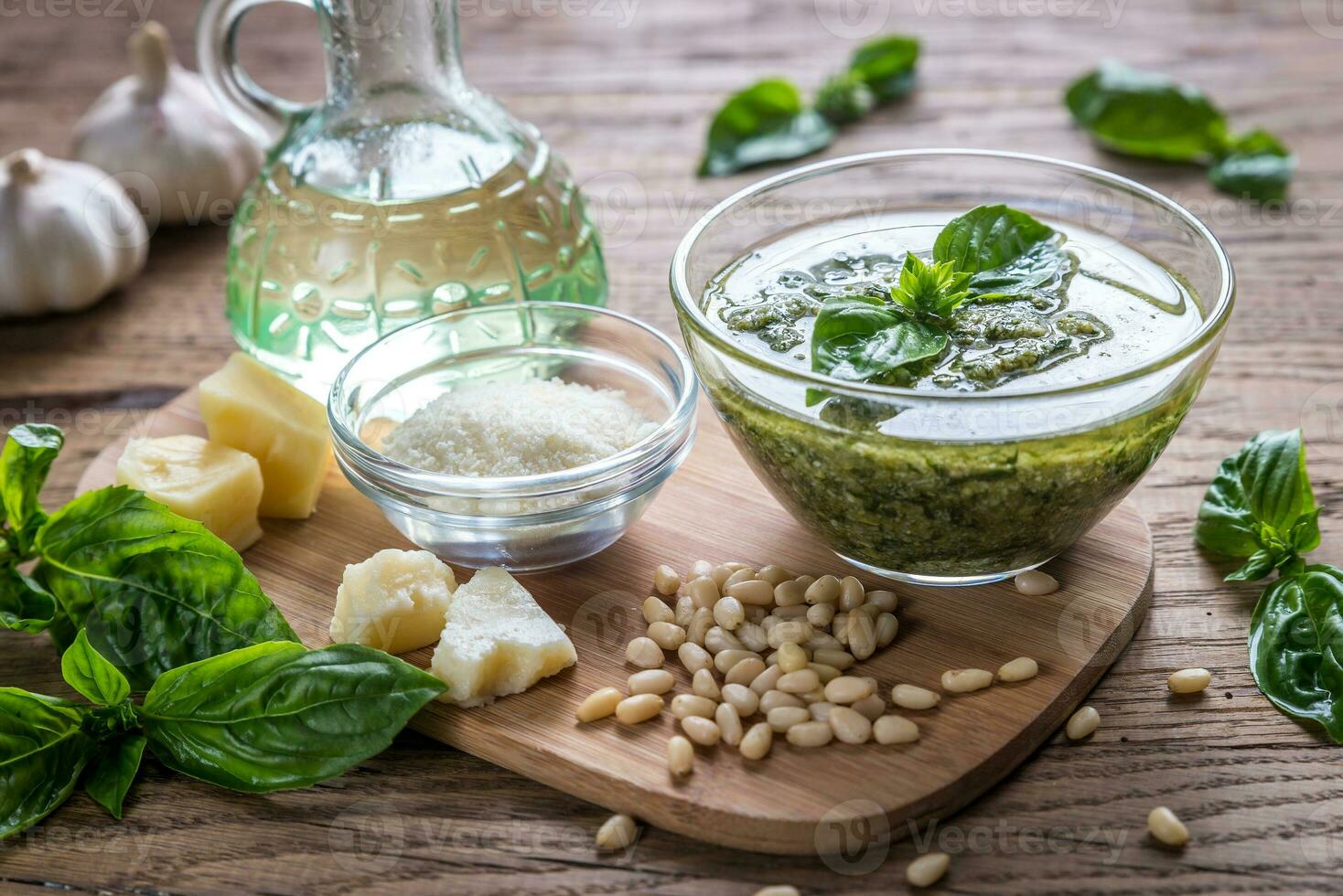 pesto avec des ingrédients sur la table en bois photo