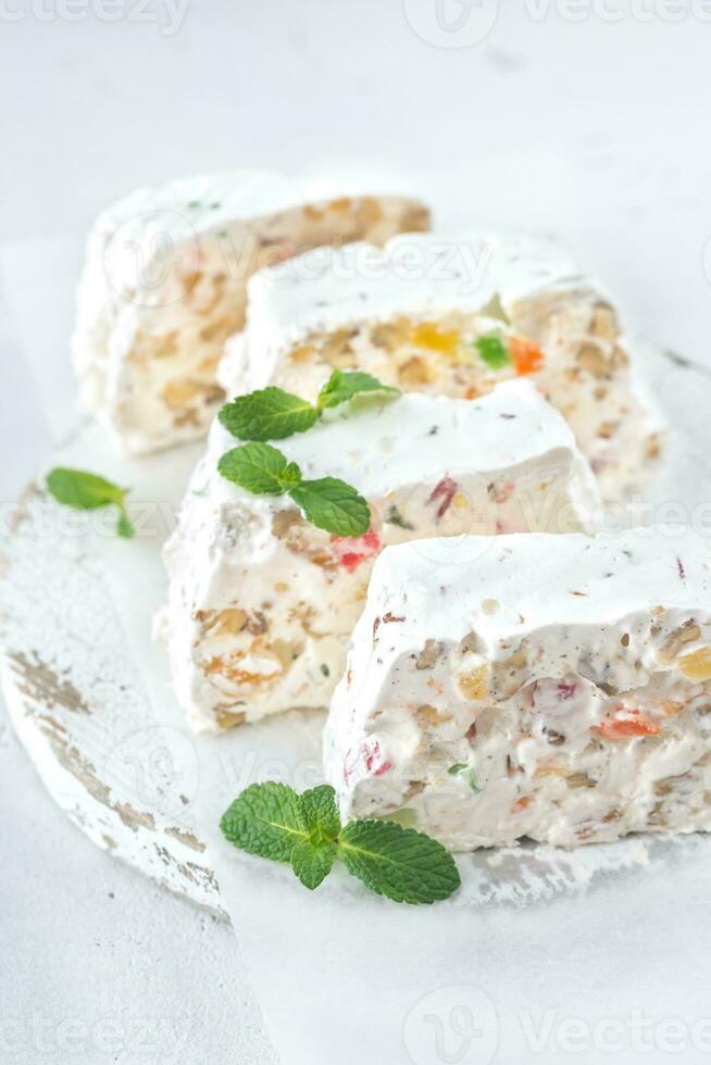 blanc nougat avec Frais menthe feuilles photo