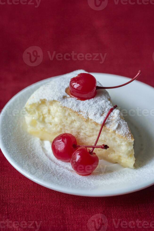 tranche de cheesecake sur le blanc assiette photo