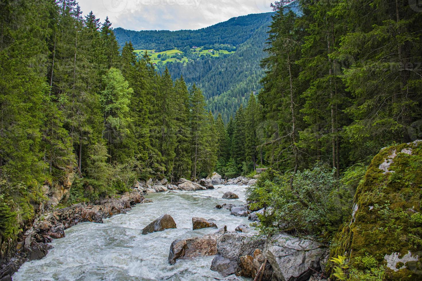 Rivière alpine otztaler mal dans le Tyrol autrichien photo