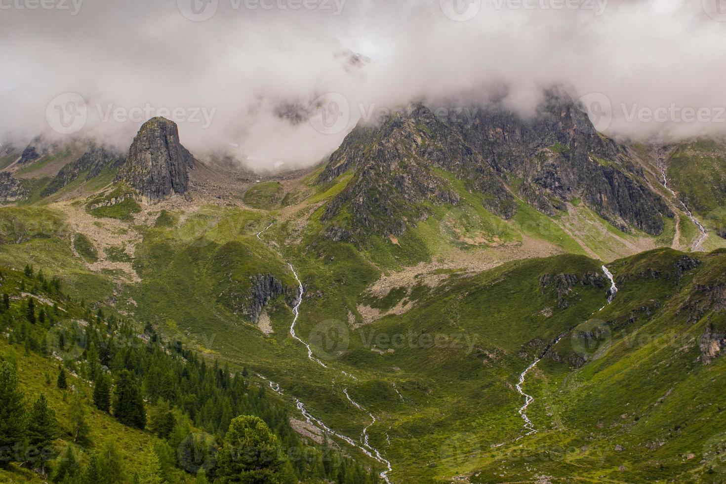 ruisseaux dans les alpes du tyrol du sud photo