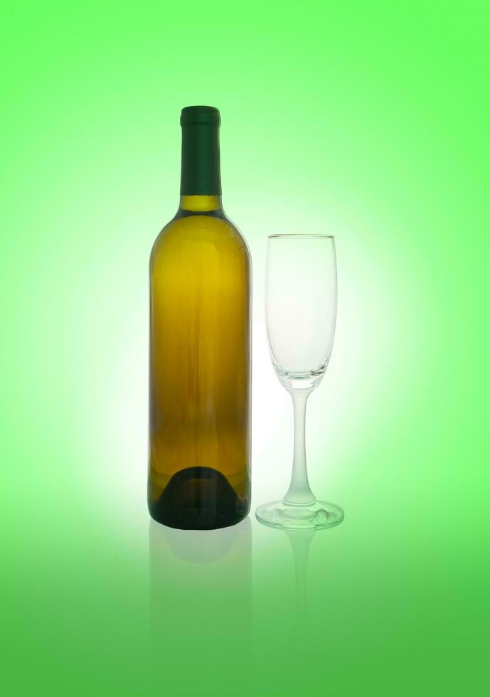 bouteilles et verres vides photo