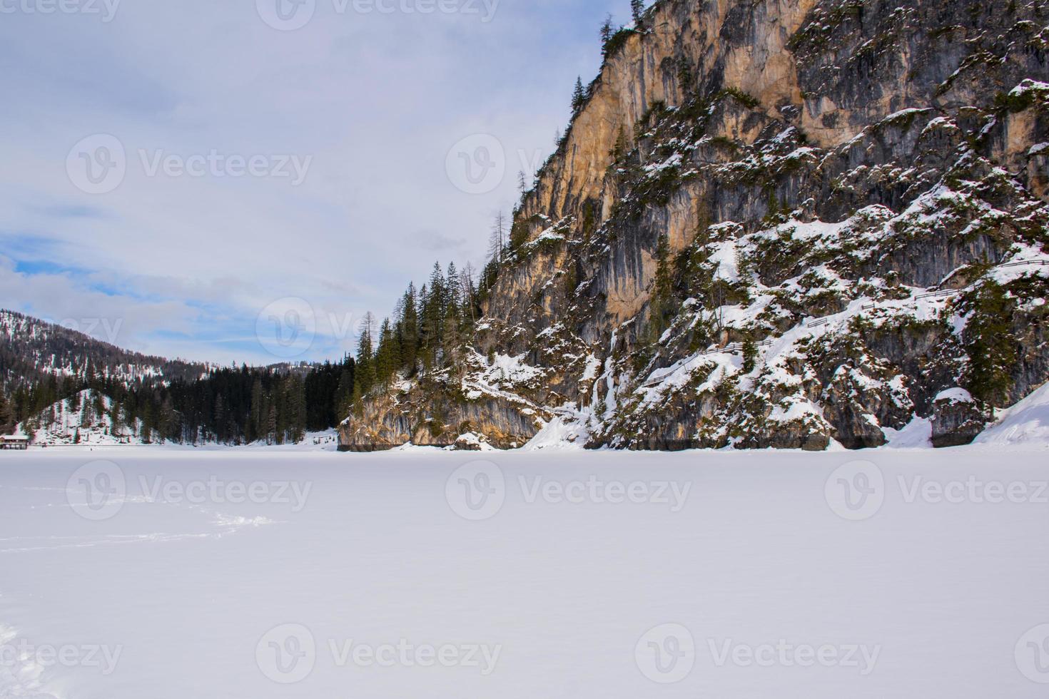 sommets des dolomites recouverts de neige photo