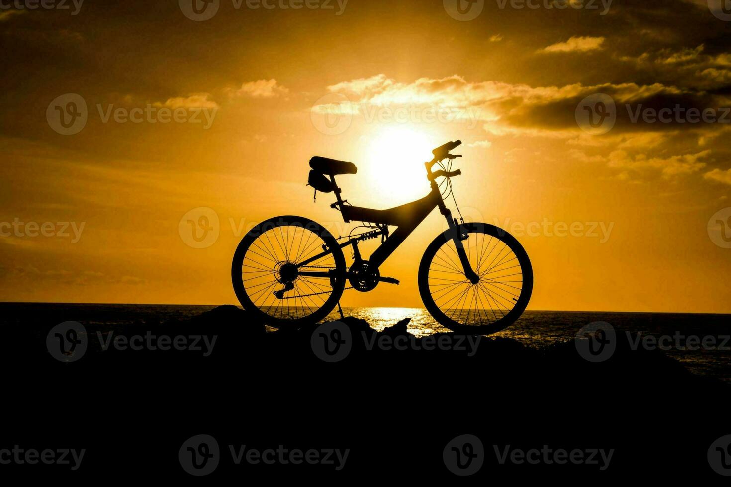 Montagne bicyclette plus de le le coucher du soleil photo