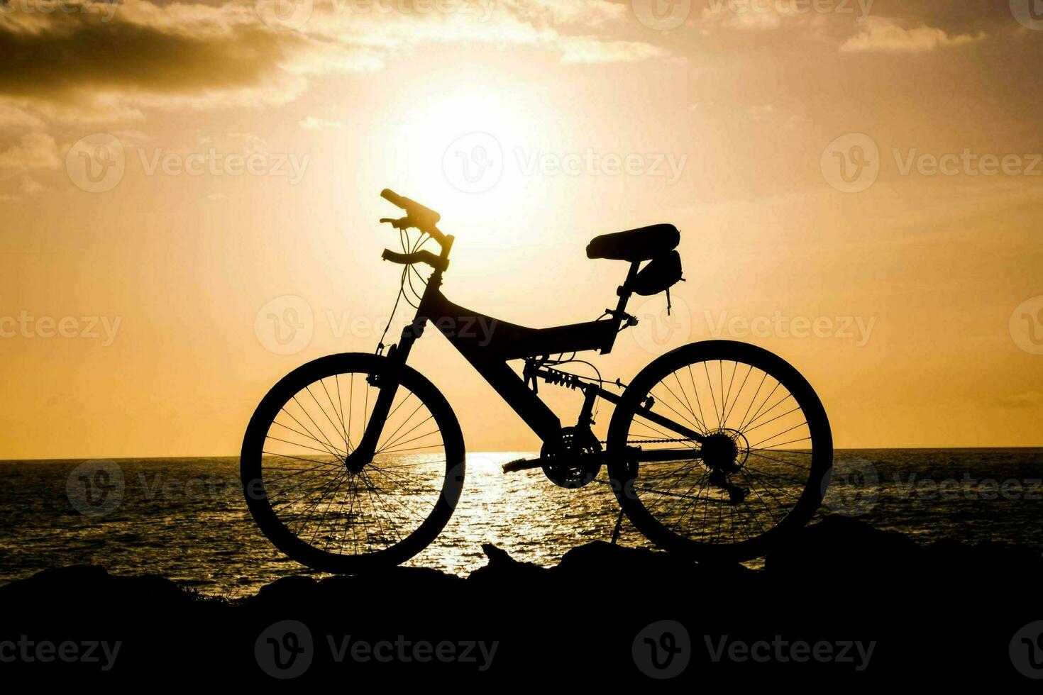 Montagne bicyclette plus de le le coucher du soleil photo