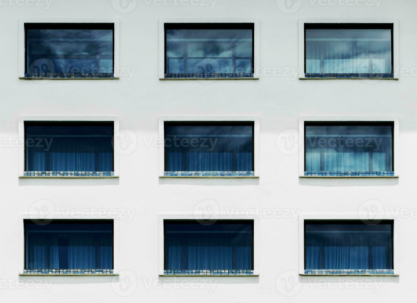 modèle bleu fenêtre verre sur Hôtel bâtir photo