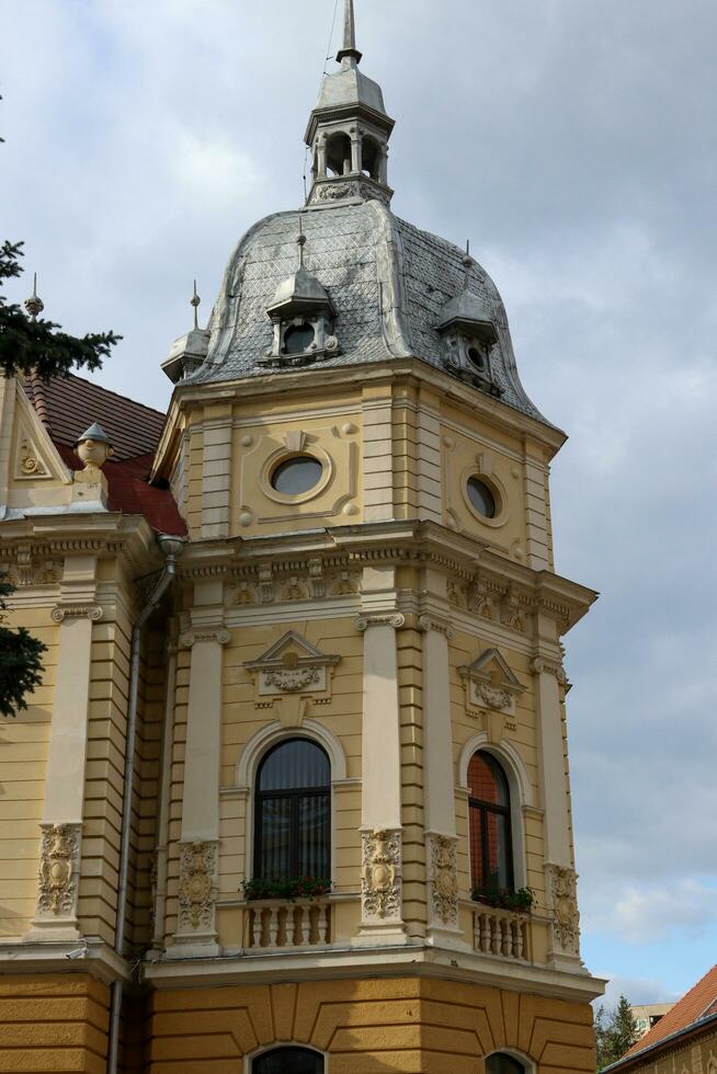 le architecture et le détails sur une bâtiment dans Brasov , Roumanie . cette image est fabriqué dans noir et blanche. photo