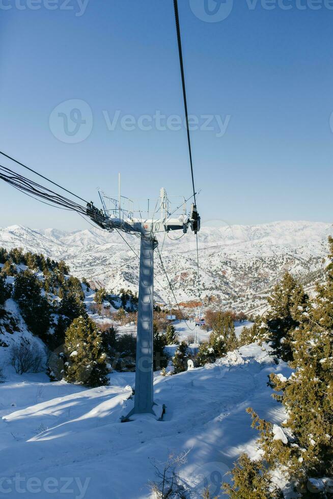câble voiture de beldersay ski recours dans le montagnes de Ouzbékistan dans hiver photo