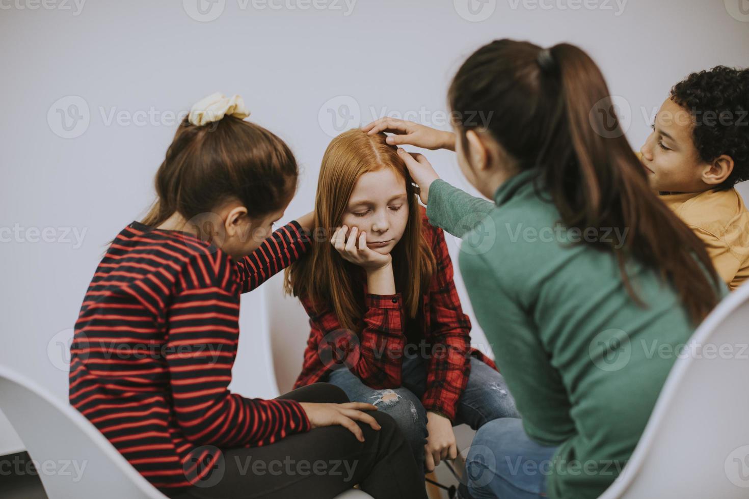 petite fille triste et amis de soutien photo