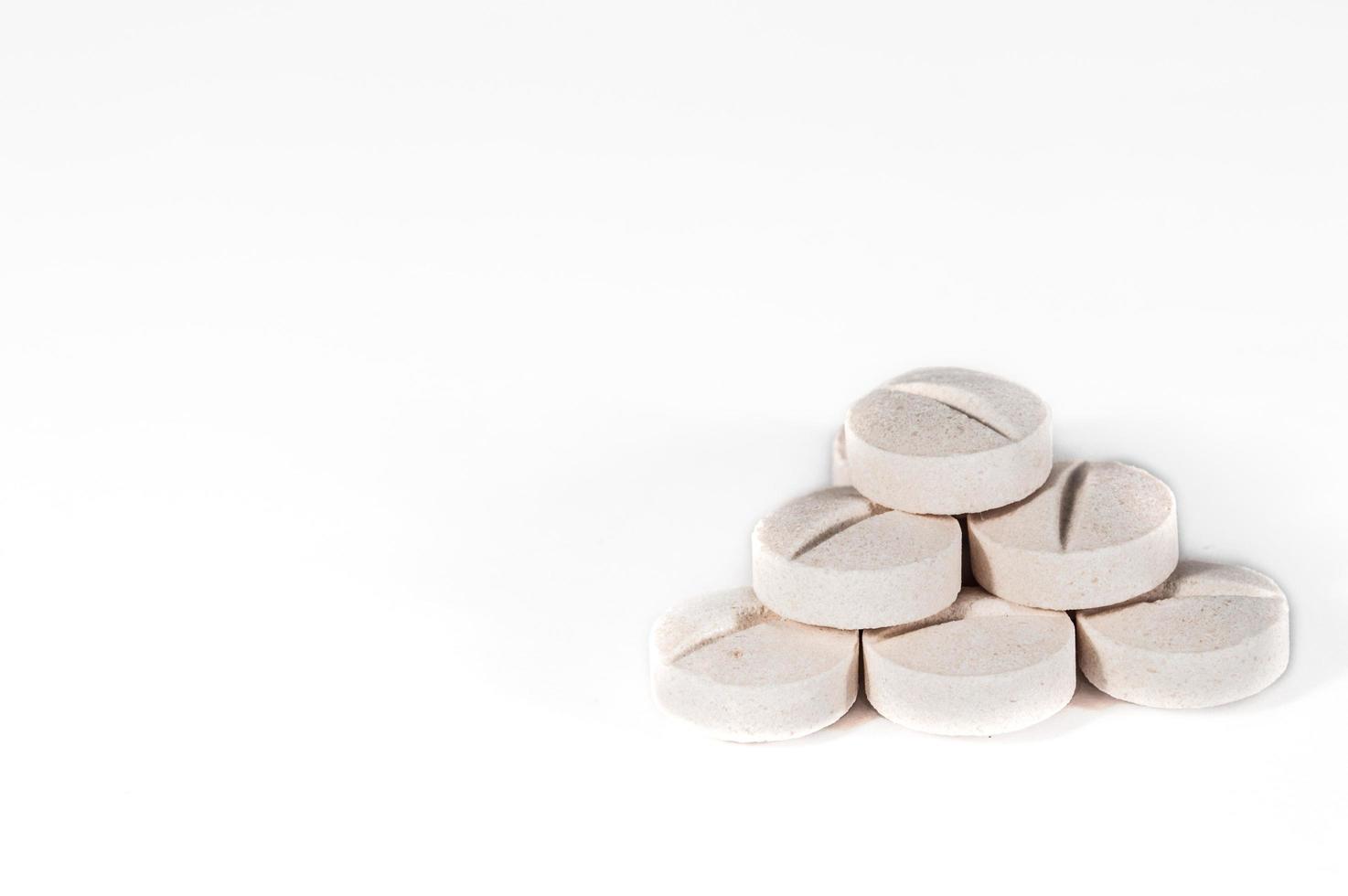 pilules et comprimés médicaux blancs avec bouteille photo