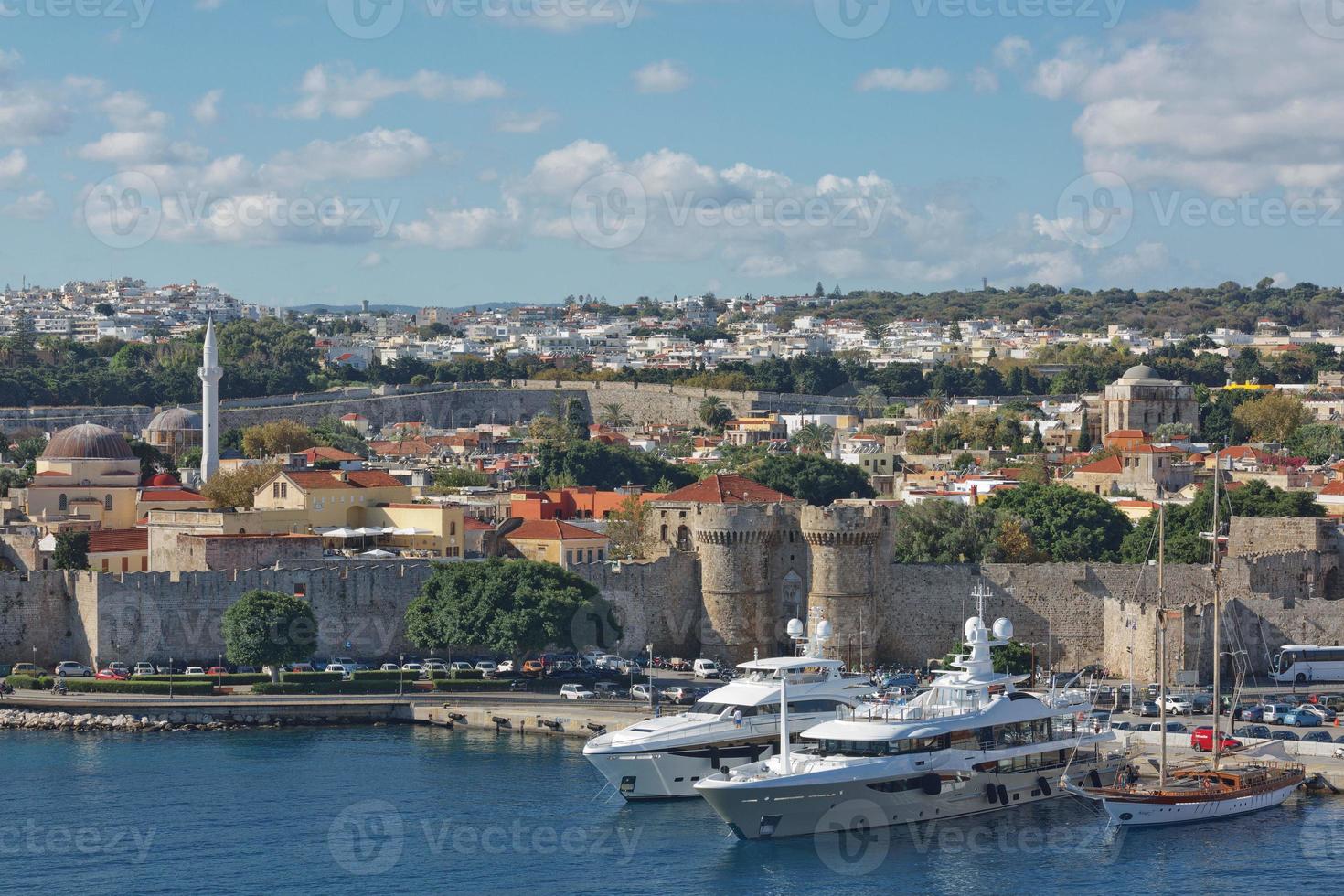 Marine Gate et les fortifications de la vieille ville de Rhodes, Grèce photo