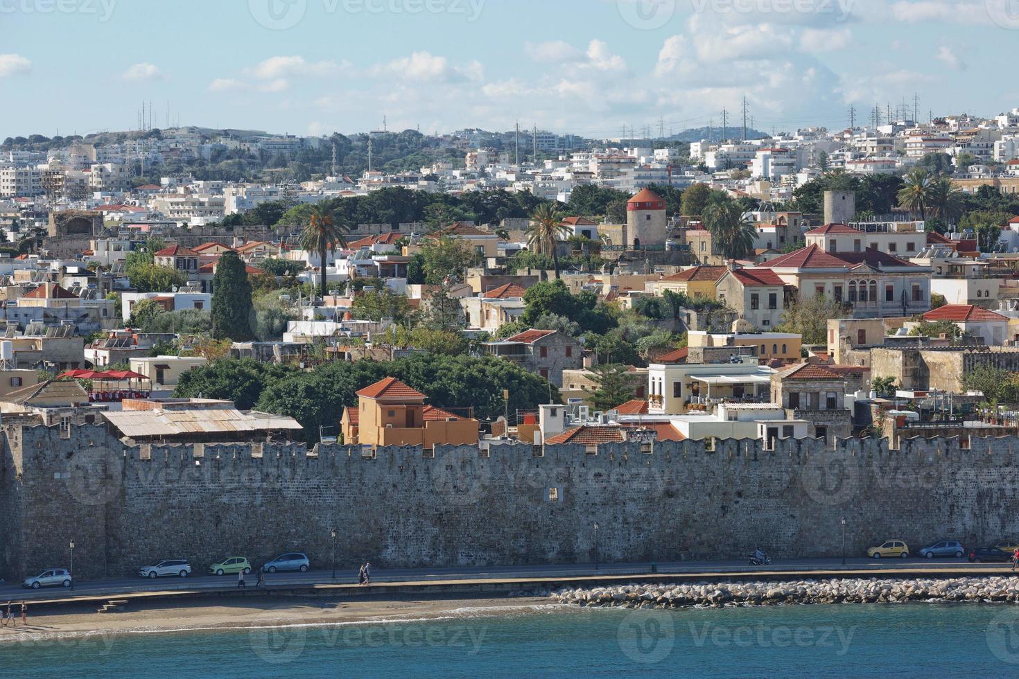 Marine Gate et les fortifications de la vieille ville de Rhodes, Grèce photo