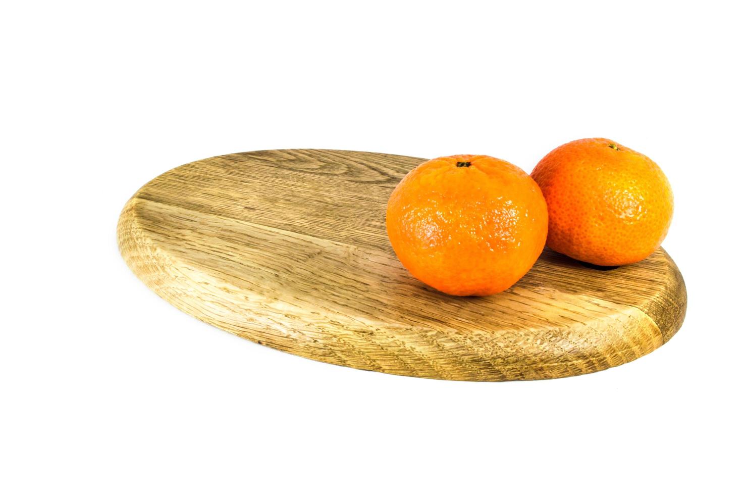 Mandarines orange sur planche à découper isolé sur fond blanc photo