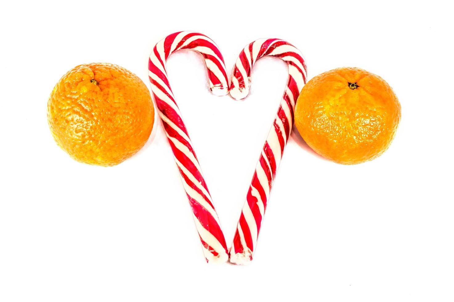 Mandarines orange avec des boules de Noël isolé sur fond blanc photo