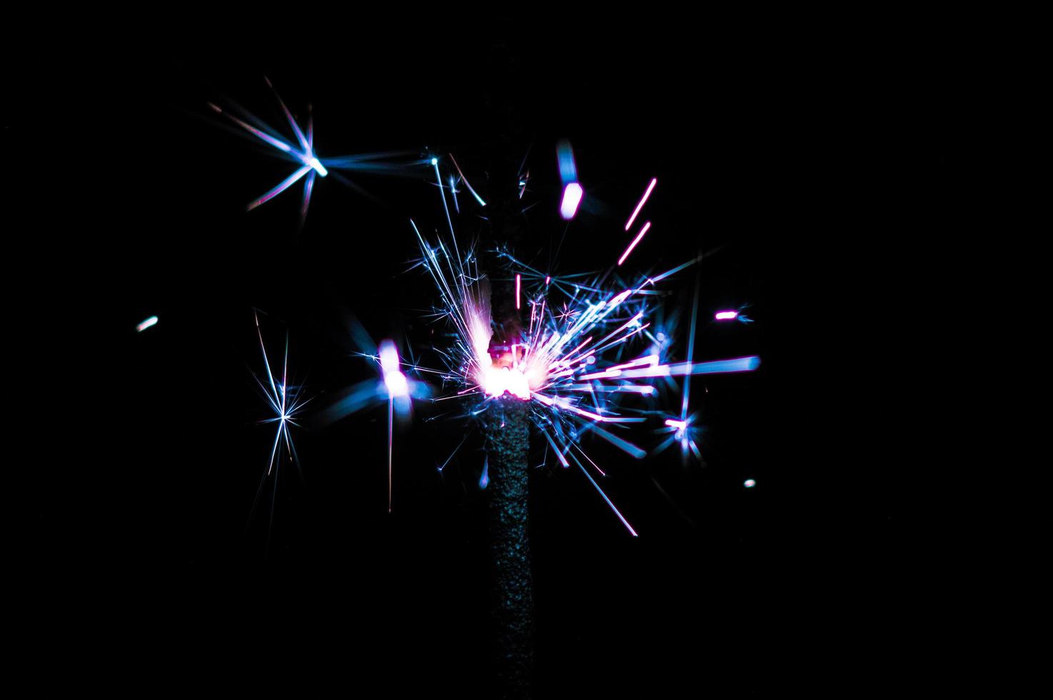 Sparkler en lumière bleue et blanche sur fond noir photo