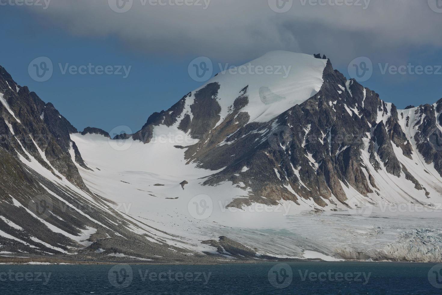 Le littoral et les montagnes du liefdefjord, îles du Svalbard, Spitzberg photo