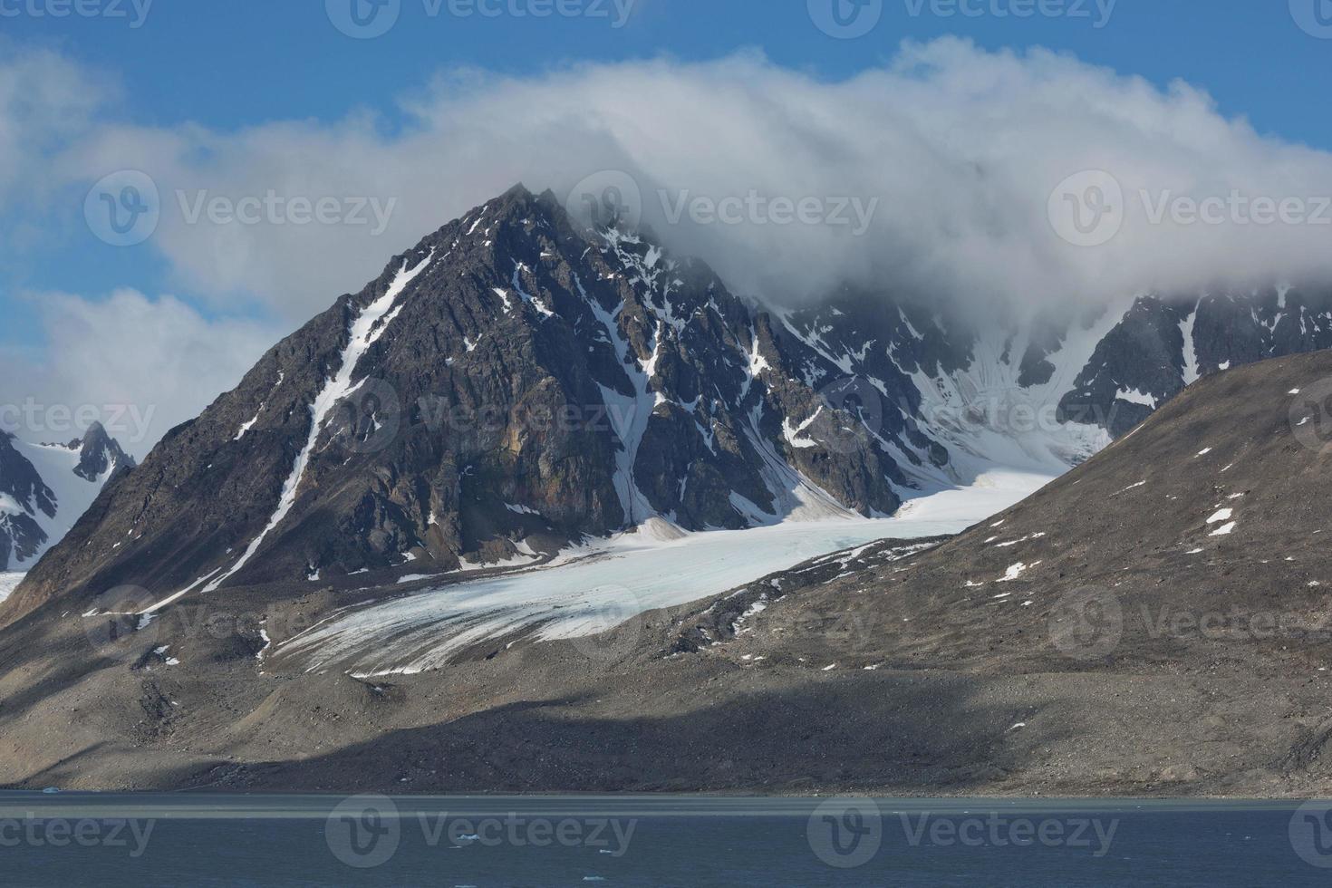 Le littoral et les montagnes du liefdefjord, îles du Svalbard, Spitzberg photo