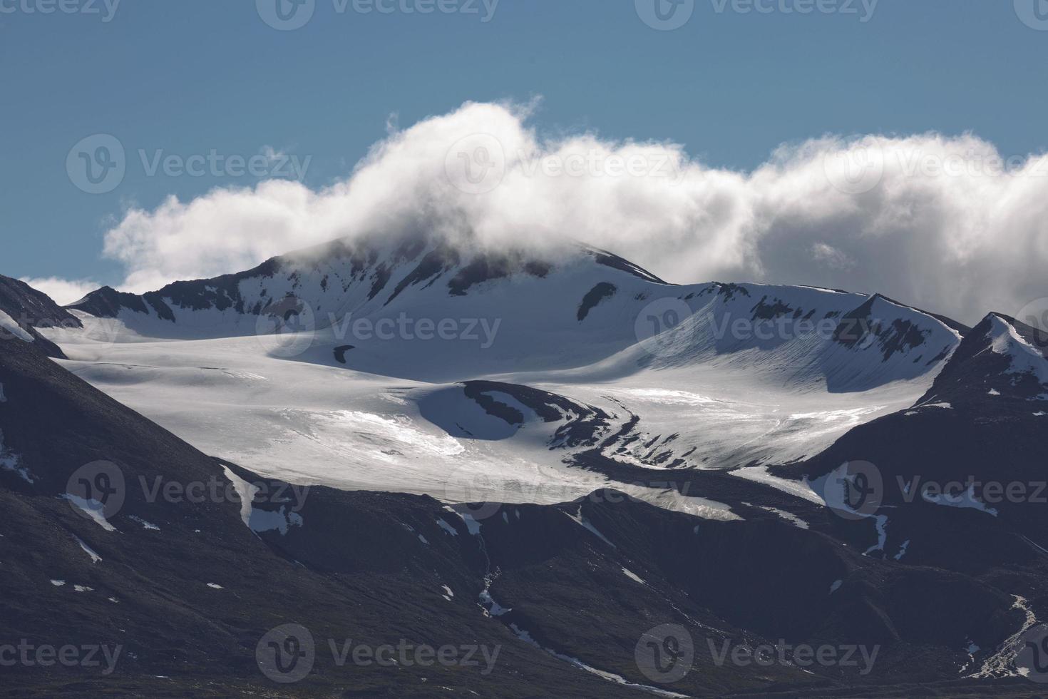 Le littoral et les montagnes du liefdefjord, îles du Svalbard, Spitzberg photo