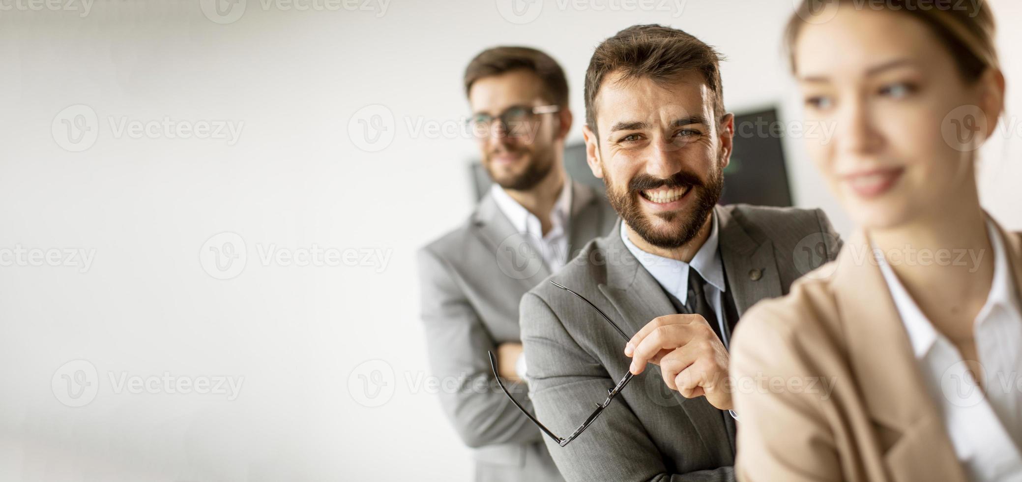 jeunes gens d'affaires debout dans une rangée ensemble photo