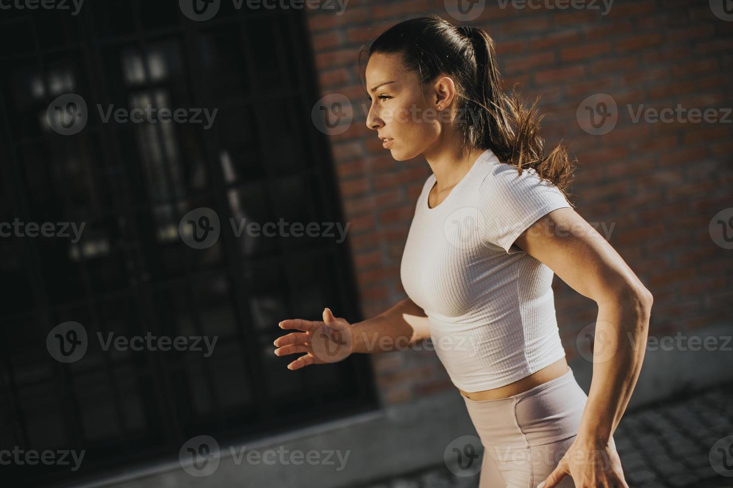 jeune femme qui court dans la rue photo