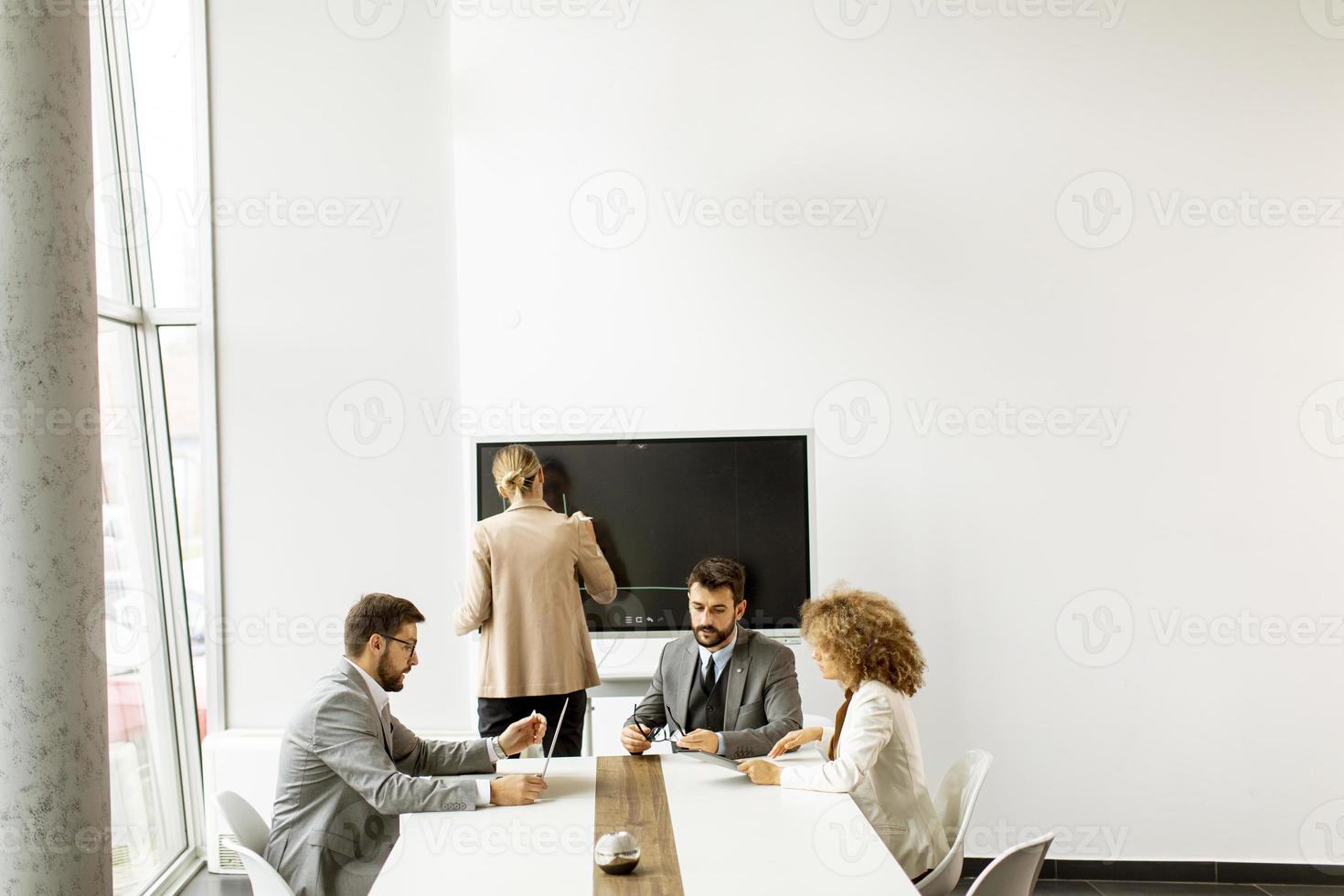 jeunes gens d'affaires multiethniques travaillant ensemble au bureau photo