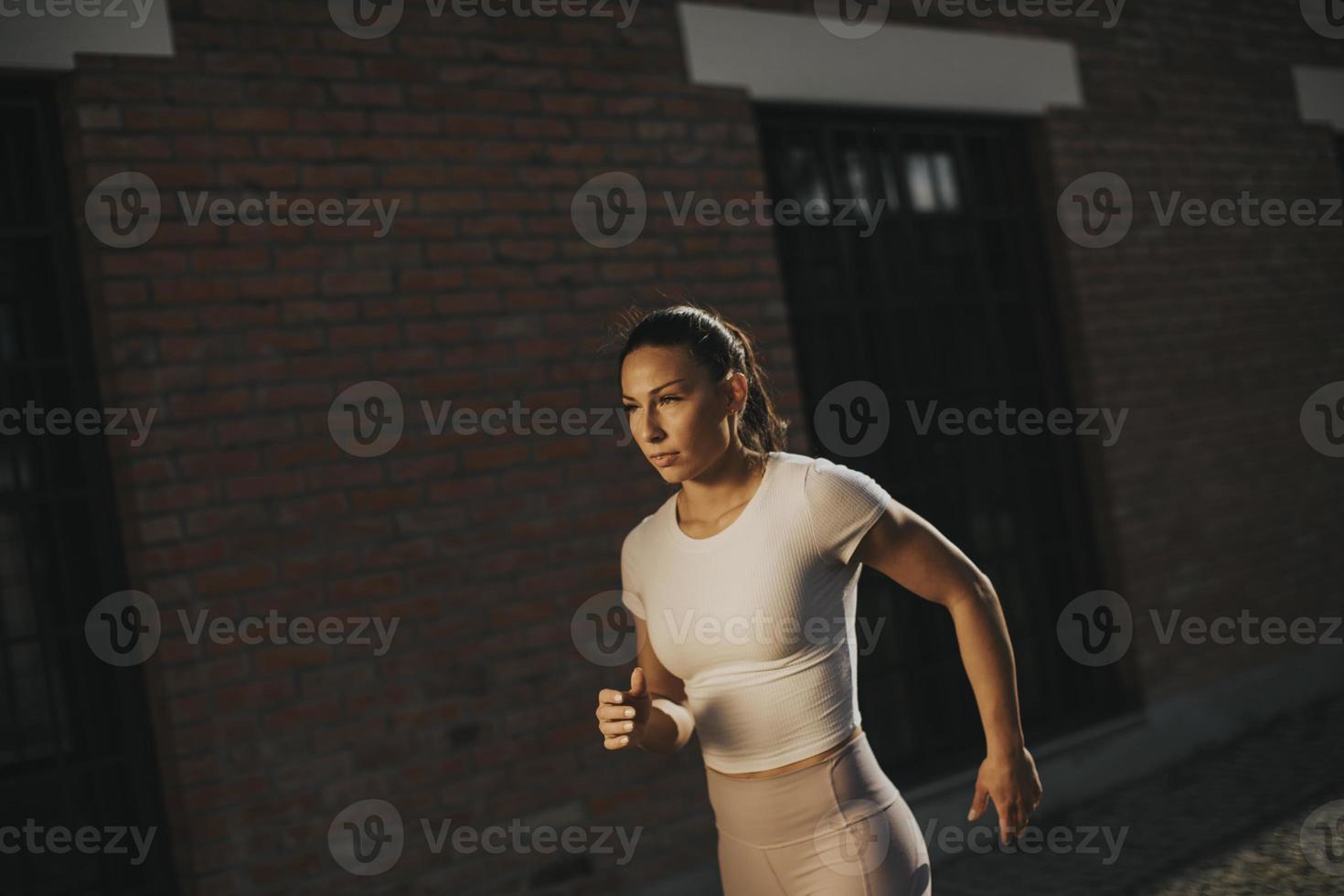 jeune femme qui court dans la rue photo
