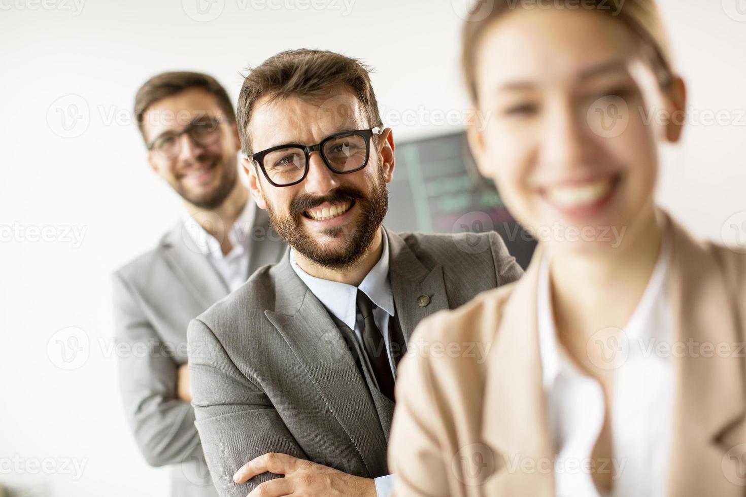 jeunes gens d'affaires debout dans une rangée ensemble photo