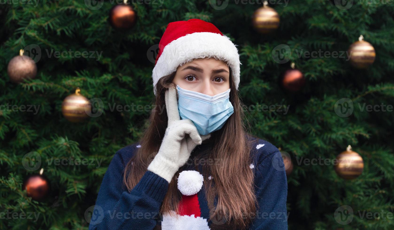 gros plan, portrait, de, femme, porter, a, chapeau père noël, et, masque médical, à, émotion photo