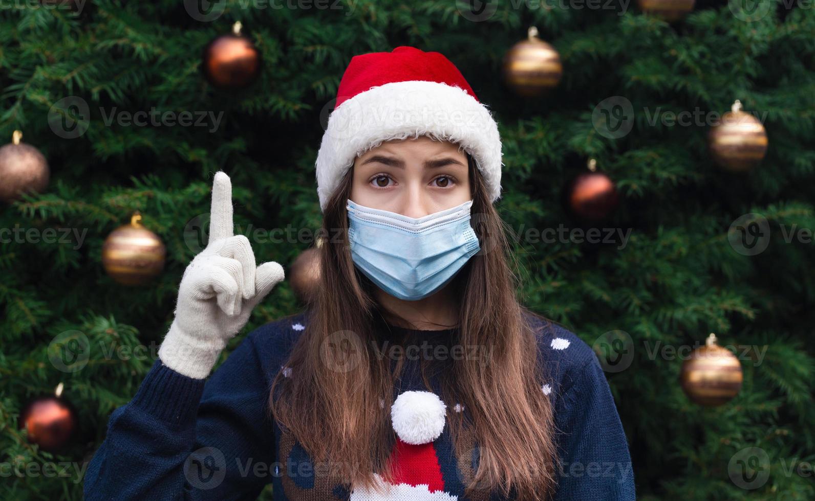 gros plan, portrait, de, femme, porter, a, chapeau père noël, et, masque médical, à, émotion photo