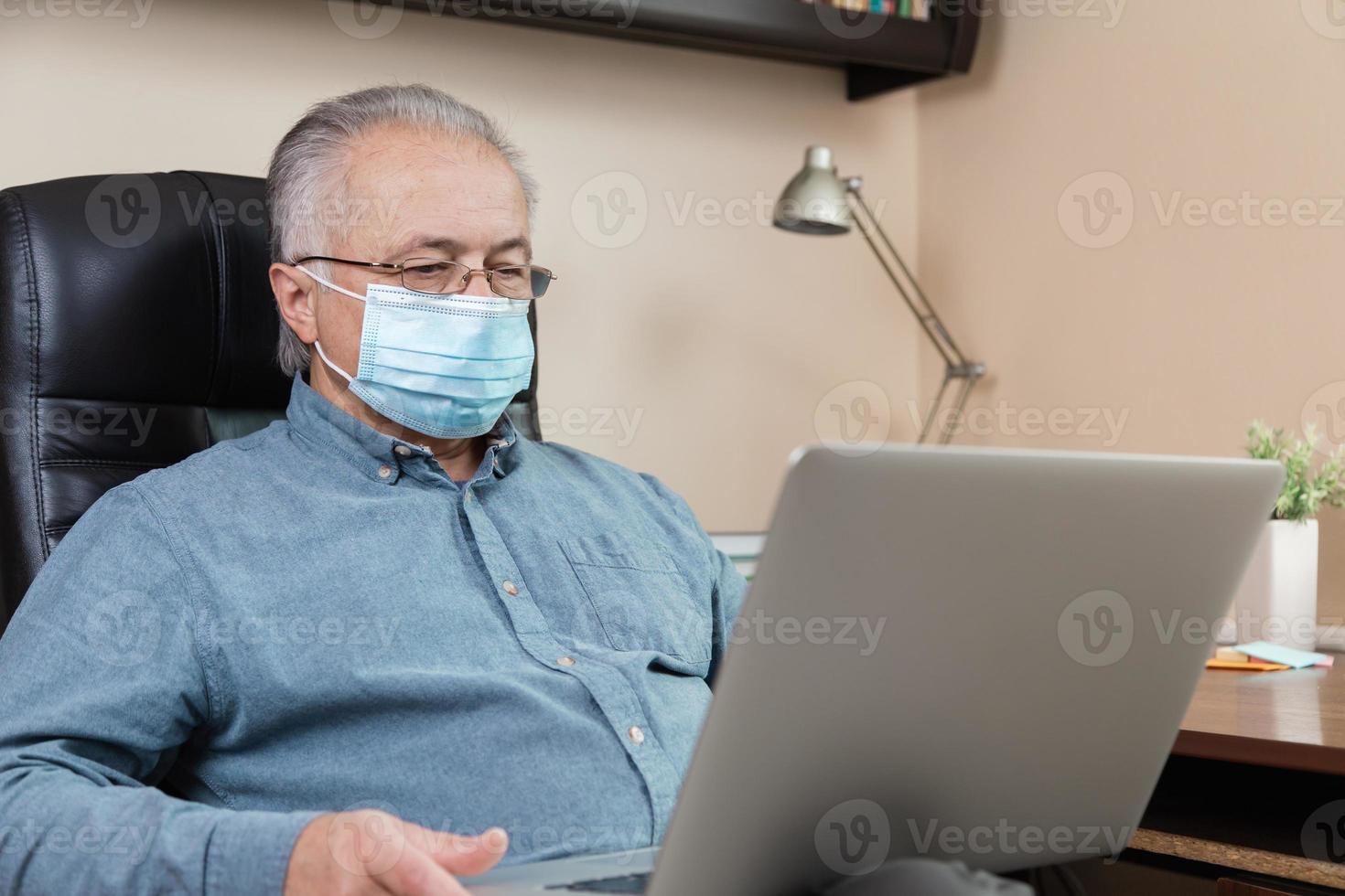 homme aîné, dans, masque facial, fonctionnement photo