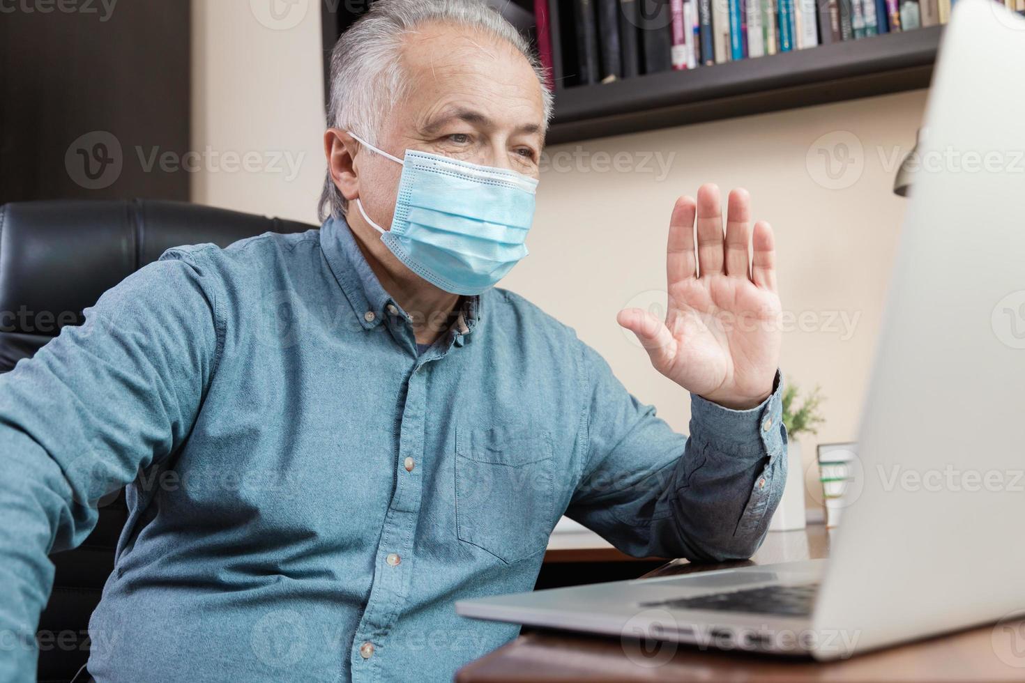 homme aîné, dans, masque facial, fonctionnement photo