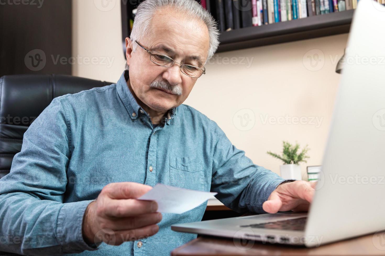 homme âgé apprend à utiliser l & # 39; ordinateur photo