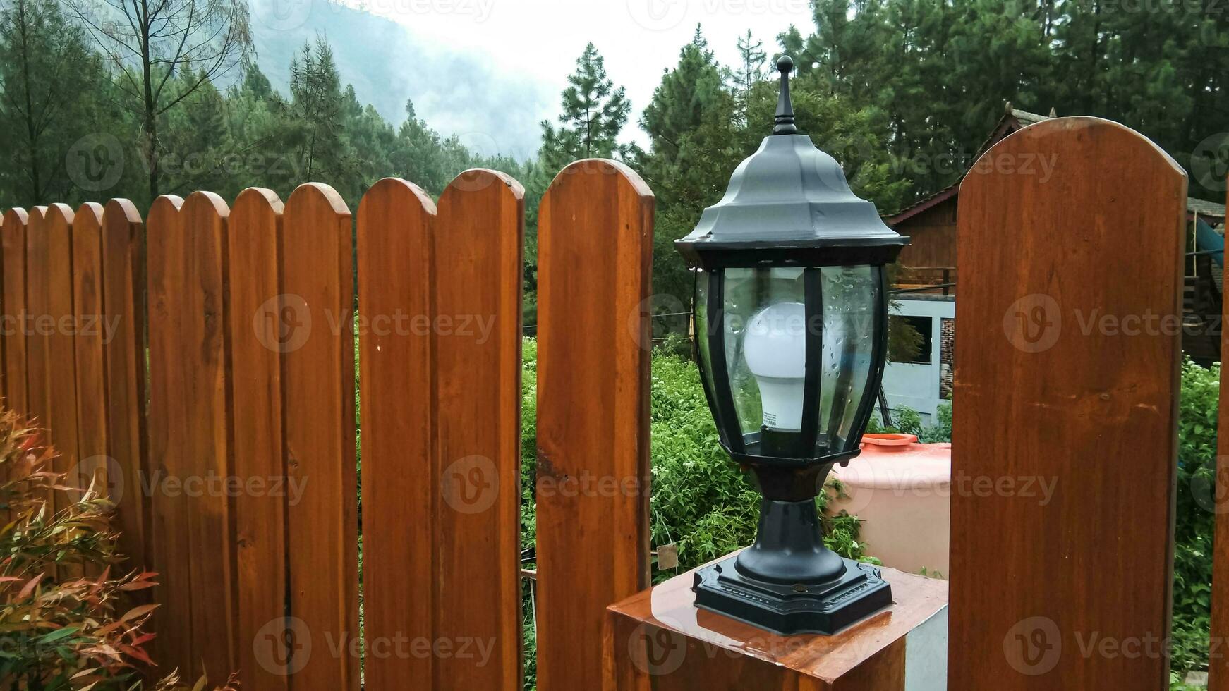 décoratif lampe avec une classique modèle sur une en bois clôture photo