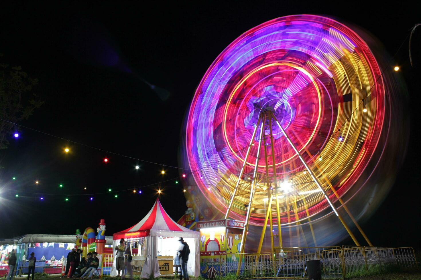 ferris roue à le nuit photo