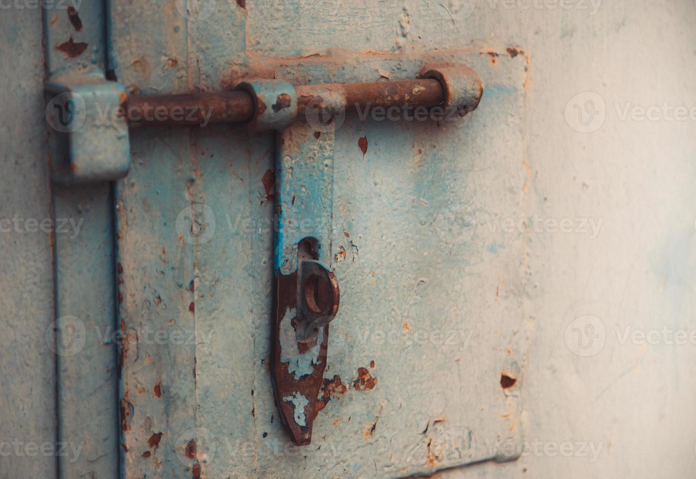 Porte en métal avec boulon dans un style grungy avec espace de copie photo