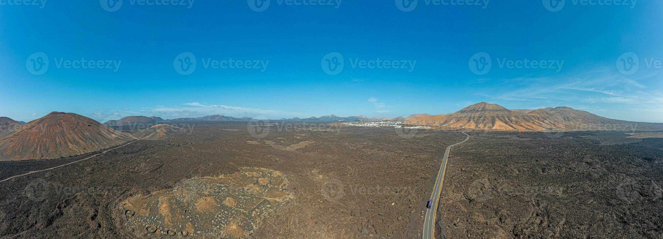 panoramique drone image plus de le Dénudé volcanique timanfaya nationale parc sur lanzarote photo