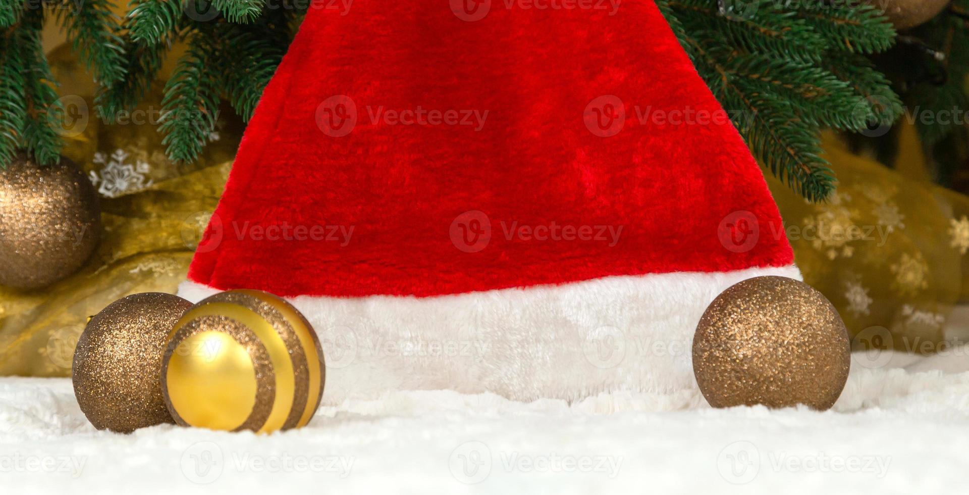 Bonnet de Noel sur le fond d'un arbre de Noël et des guirlandes photo