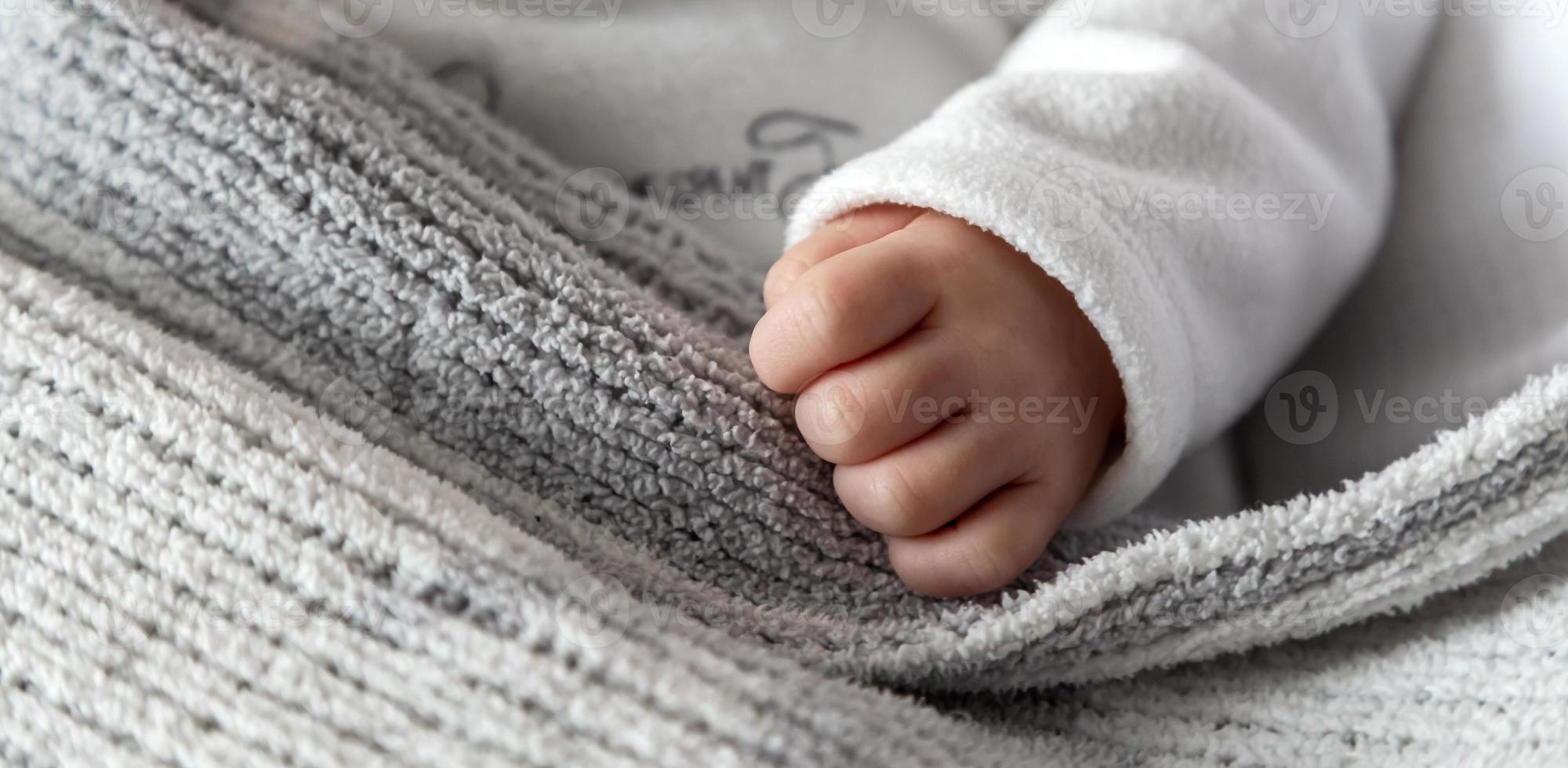 bébé bébé main se bouchent photo