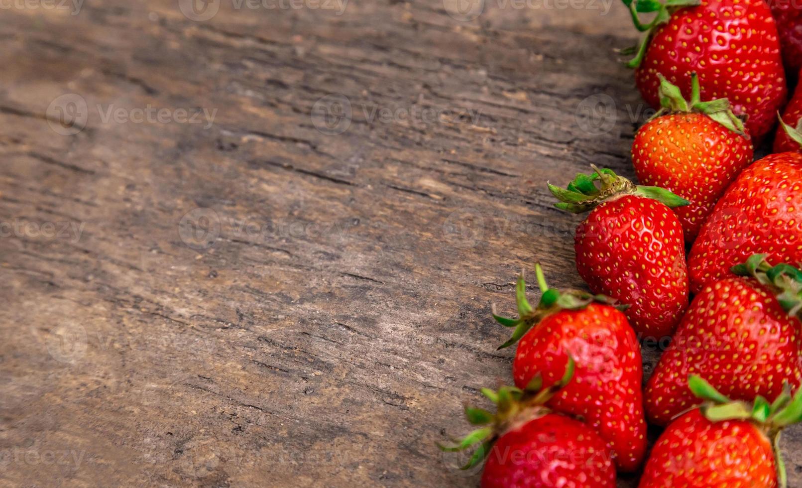 savoureuses fraises sur une table en bois photo