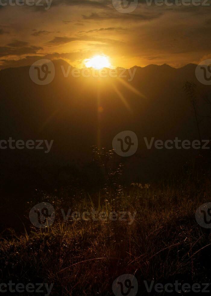 pittoresque d'or heure le coucher du soleil avec Montagne photo