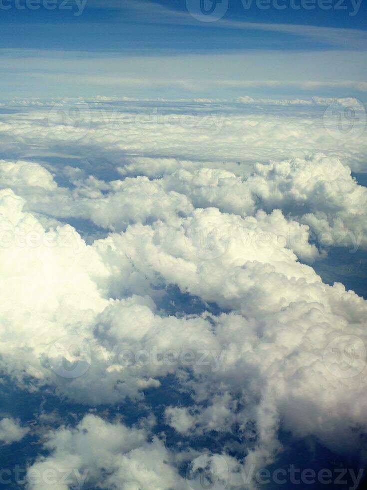 intéressant vues de le avion fenêtre sur une chaud été journée photo